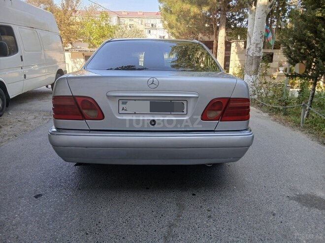 Mercedes E 240-4