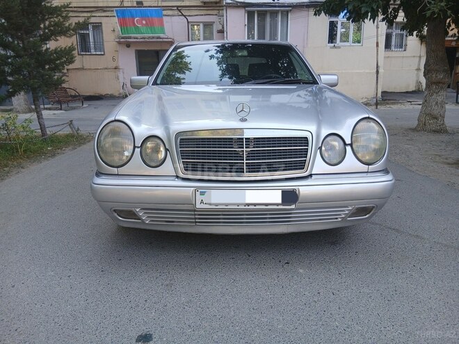 Mercedes E 240-1