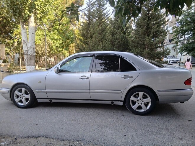 Mercedes E 240-2