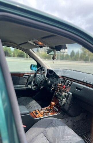 Mercedes E 240 1999, 331,536 km - 2.4 l - Gəncə