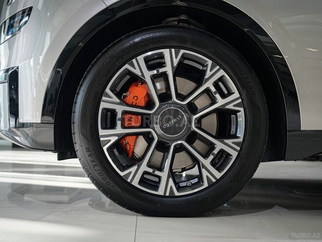 Lynk & Co 900-12