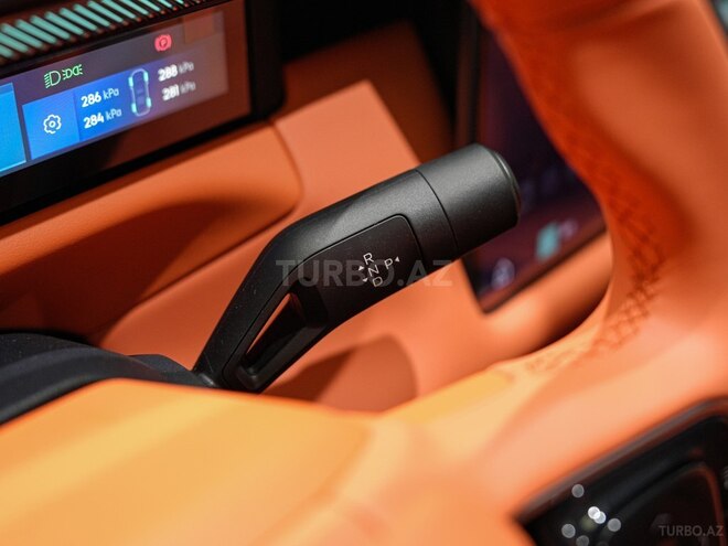 Lynk & Co 900-28