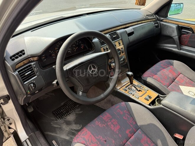 Mercedes E 240 1999, 298,652 km - 2.4 l - Gəncə
