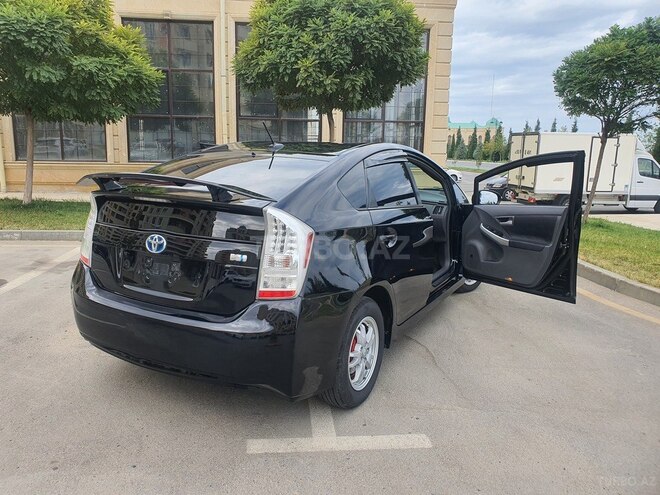 Toyota Prius-12