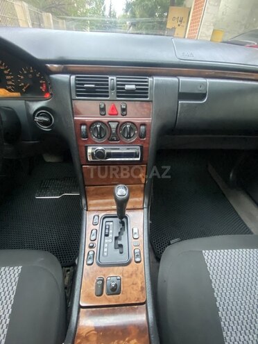 Mercedes E 240 1999, 124,550 km - 2.4 l - Bakı
