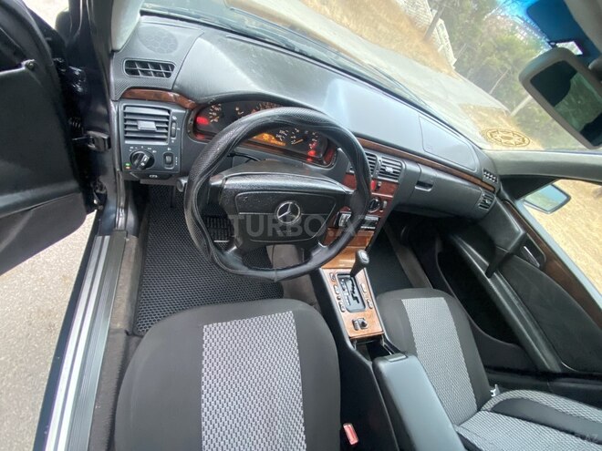 Mercedes E 240 1999, 124,550 km - 2.4 l - Bakı