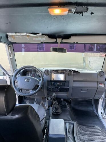 Toyota Land Cruiser-10