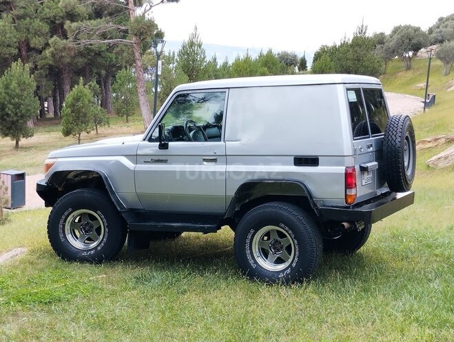 Toyota Land Cruiser-7