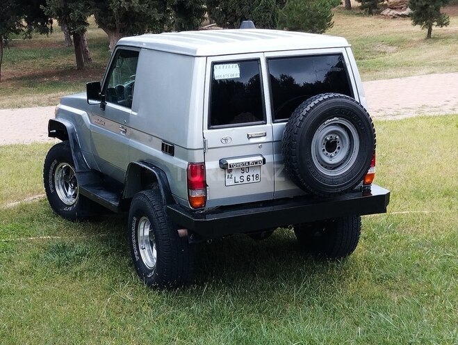 Toyota Land Cruiser-9