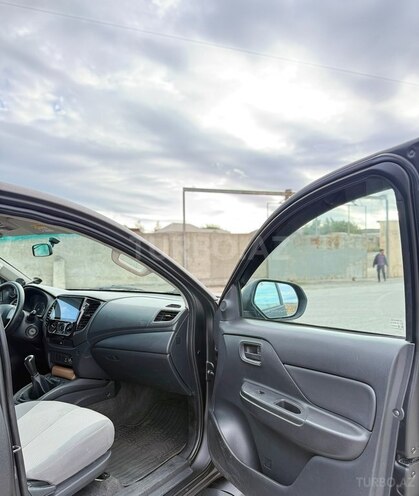 Mitsubishi L200-9