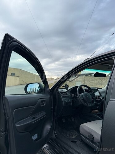 Mitsubishi L200-11