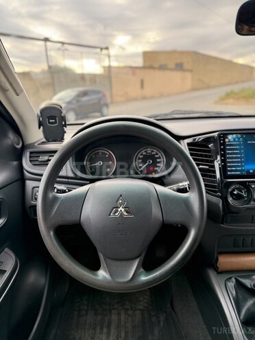 Mitsubishi L200-12