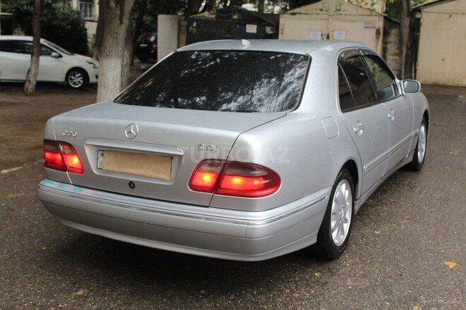 Mercedes E 220 2000, 300,000 km - 2.2 л - Bakı