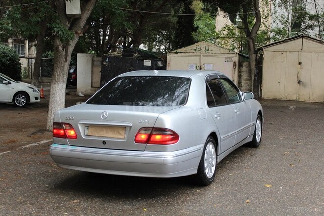 Mercedes E 220 2000, 300,000 km - 2.2 л - Bakı