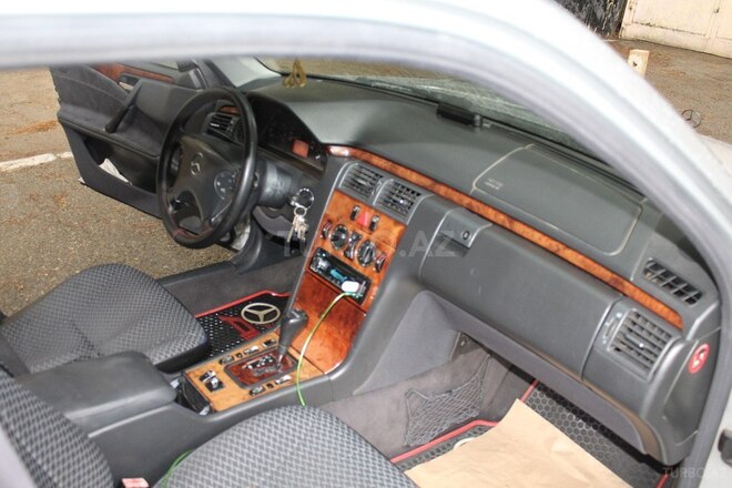 Mercedes E 220 2000, 300,000 km - 2.2 л - Bakı
