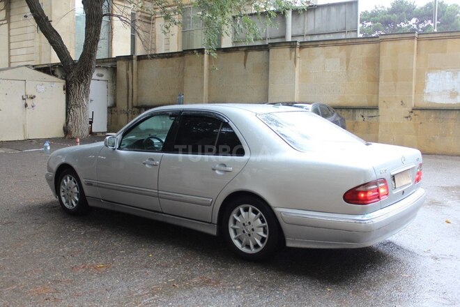 Mercedes E 220 2000, 300,000 km - 2.2 л - Bakı