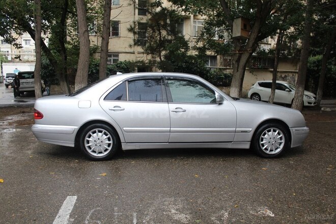 Mercedes E 220 2000, 300,000 km - 2.2 л - Bakı