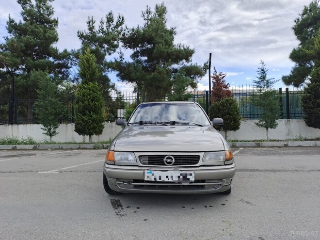 Opel Astra 1996, 400,000 km - 1.6 l - Quba