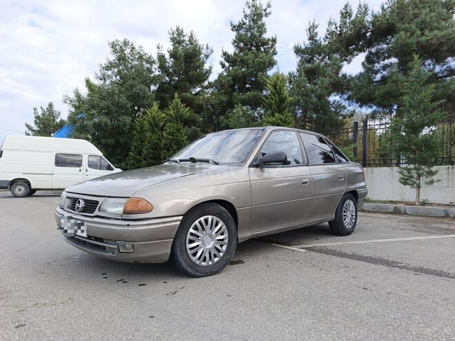 Opel Astra 1996, 400,000 km - 1.6 l - Quba