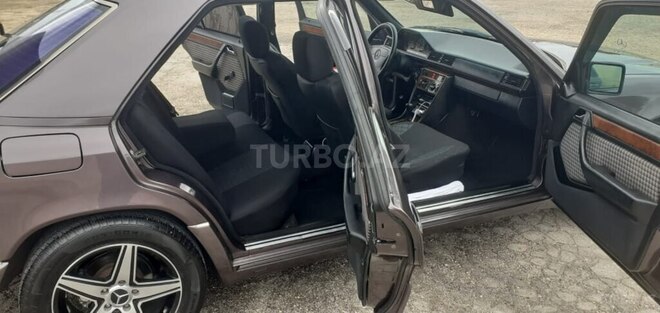 Mercedes E 220 1993, 236,536 km - 2.2 l - Bakı