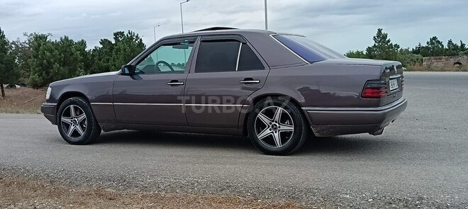 Mercedes E 220 1993, 236,536 km - 2.2 l - Bakı