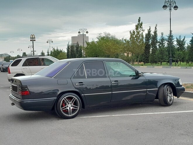 Mercedes E 220 1994, 235,000 km - 2.2 л - Sumqayıt
