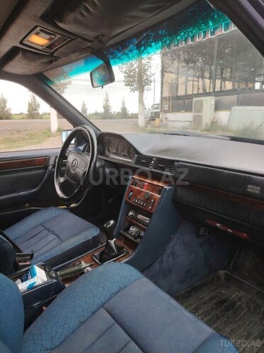 Mercedes E 200 1995, 352,741 km - 2.0 l - Füzuli