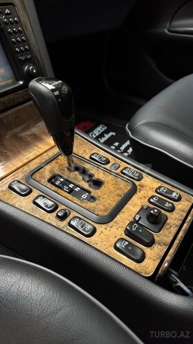 Mercedes E 240-11