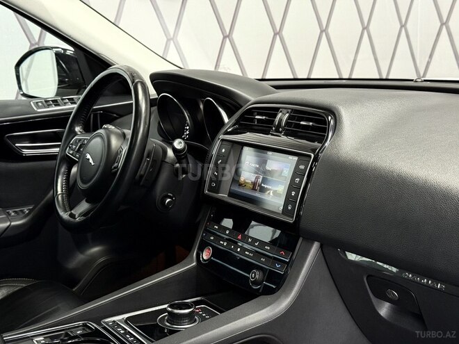 Jaguar F-Pace-8
