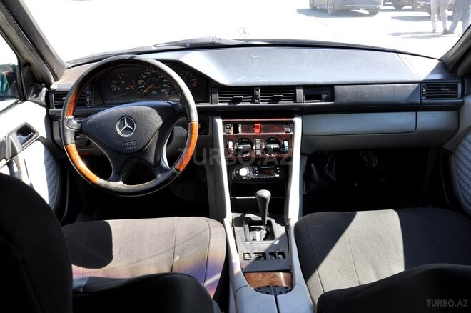 Mercedes E 200 1993, 336,000 km - 2.0 l - Saatlı
