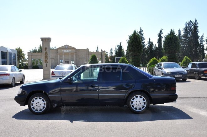 Mercedes E 200 1993, 336,000 km - 2.0 l - Saatlı