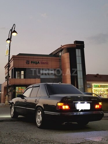 Mercedes E 220 1993, 255,000 km - 2.2 л - Quba