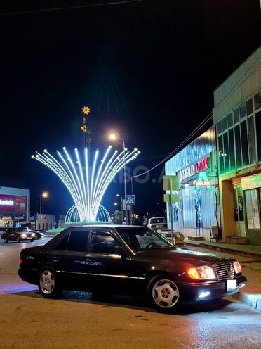 Mercedes E 220 1993, 255,000 km - 2.2 л - Quba