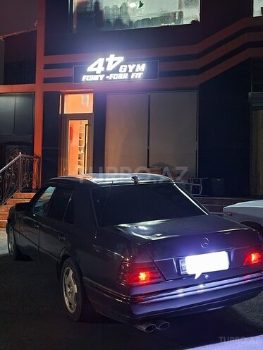 Mercedes E 220 1993, 255,000 km - 2.2 л - Quba
