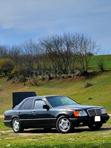Mercedes E 220 1993, 255,000 km - 2.2 л - Quba