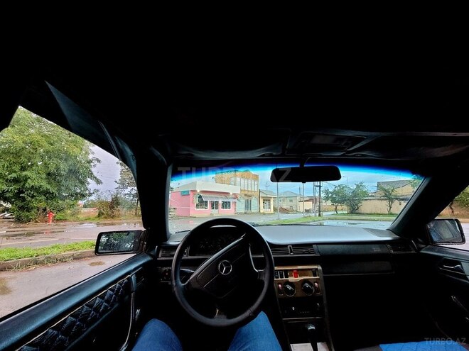 Mercedes E 220 1993, 255,000 km - 2.2 л - Quba