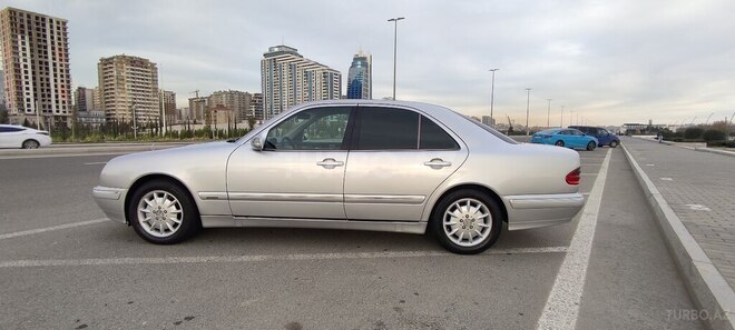 Mercedes E 240 2000, 318,000 km - 2.4 l - Bakı
