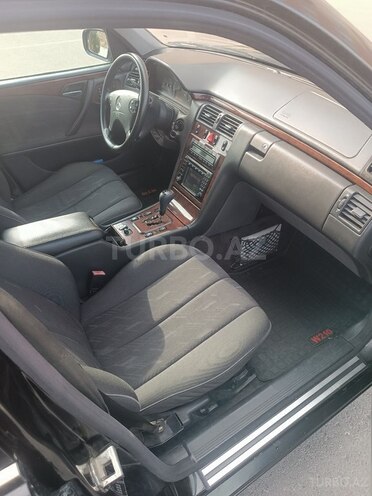 Mercedes E 280 2001, 306,800 km - 2.8 l - Bakı