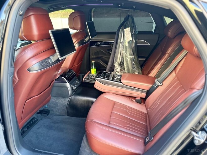 Audi A8-9