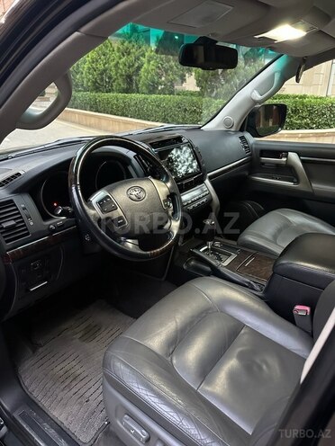 Toyota Land Cruiser-9