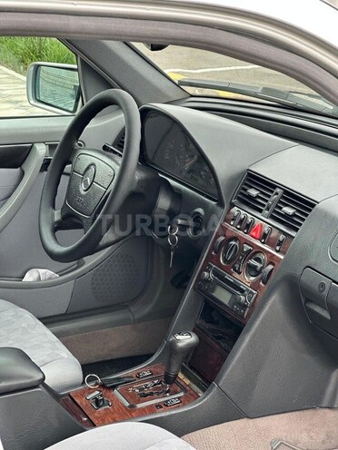 Mercedes C 180 2000, 386,000 km - 1.8 l - Saatlı
