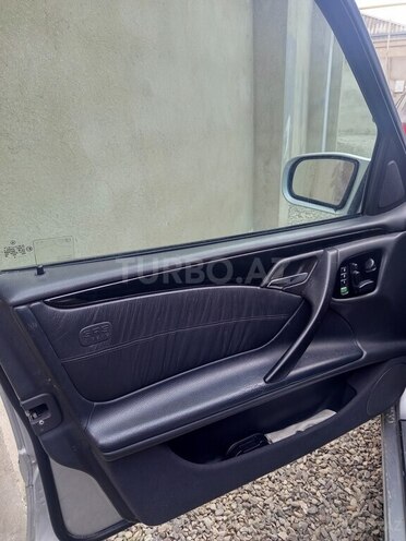 Mercedes E 240 2000, 318,000 km - 2.4 l - Bakı