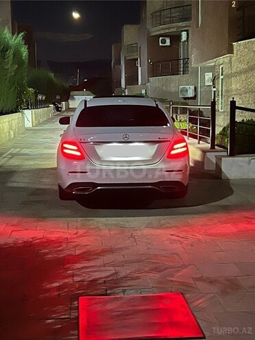 Mercedes E 300 4MATIC-2
