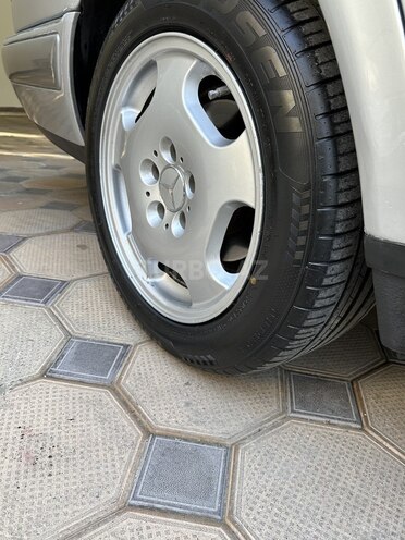 Mercedes E 240 1999, 270,000 km - 2.4 л - Bakı