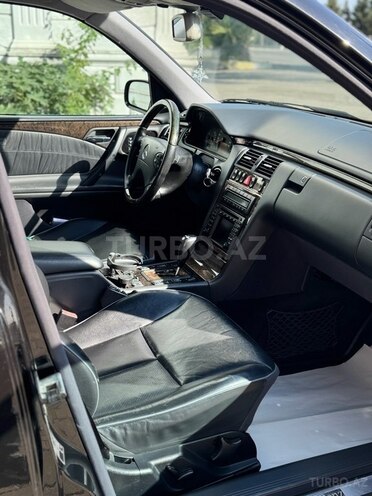 Mercedes E 320 2000, 198,000 km - 3.2 л - Astara