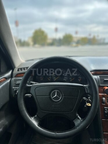 Mercedes E 240 1999, 332,000 km - 2.4 l - Gəncə