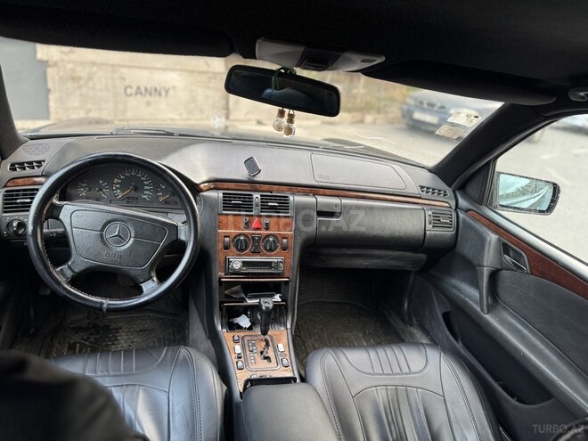 Mercedes E 220 1998, 258,000 km - 2.2 l - Bakı