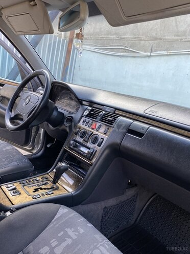 Mercedes E 240 1999, 384,000 km - 2.4 l - Bakı