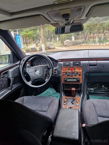 Mercedes E 200 1998, 275,000 km - 2.0 l - Qusar