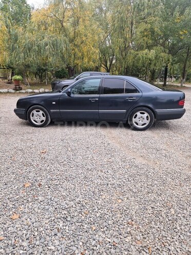 Mercedes E 200 1998, 275,000 km - 2.0 l - Qusar